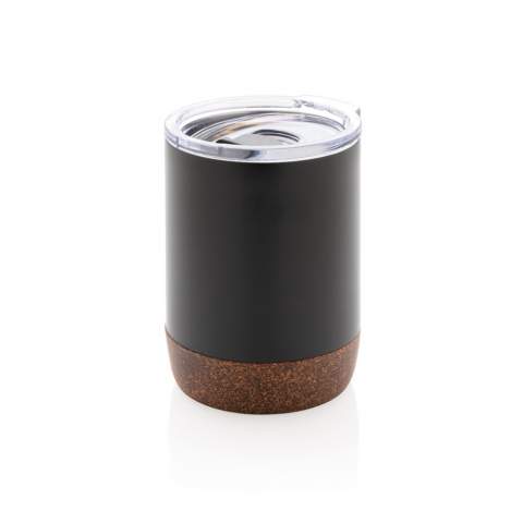 Diese vakuumisolierten Kaffeetasse mit schicken Korkdetails hält Ihre Getränke bis zu 5 Stunden warm und bis zu 15 Stunden kalt. Passend für die meisten Kaffeemaschinen. RCS (Recycled Claim Standard) ist ein Standard zur Überprüfung des Recyclinganteils eines Produkts in der gesamten Lieferkette. Gesamter Recyclinganteil: 62% basierend auf dem Gesamtgewicht des Artikels. BPA-frei. Fassungsvermögen 180ml. Nur Handwäsche. Inklusive FSC®-zertifizierter Kraftverpackung.<br /><br />HoursHot: 5<br />HoursCold: 15
