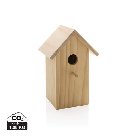 Help vogels aan een geschikte nest- en schuilplaats door een nestkast op te hangen. Dit vogelhuisje is met een invliegopening van 33mm ideaal voor huismussen. Maar ook mezen, bonte vliegenvangers en boomklevers kunnen hun intrek nemen in dit vogelhuisje. Het vogelhuisje is gemaakt van FSC® gecertificeerd hout. Aan de zijkant bevindt zich een opening waardoor het vogelhuisje makkelijk schoongemaakt kan worden. Aan de achterkant bevindt zicht een voorgeboord gat zodat je het vogelhuisje makkelijk kunt ophangen.