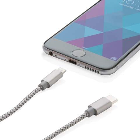 Luxe gevlochten 3-in-1 kabel met type C en dubbelzijdige connector voor iOS- en Android-apparaten die micro-USB nodig hebben. Gevlochten nylon materiaal met connectors gemaakt van duurzaam aluminium. Geschikt voor opladen. Lengte 120 cm.