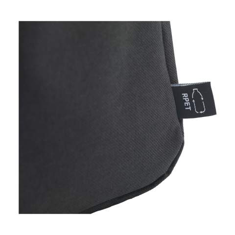 WoW! Rugzak van stevig 600D RPET polyester. Voorzien van een royaal compartiment met een stevige ritssluiting en een foam beschermvak voor het veilig vervoeren van een laptop tot 15,6 inch. Met een extra ritsvak aan de voorzijde en een handige draaglus. De verstelbare schouderriemen en rugzijde zijn voorzien van foam voor extra draagcomfort. De rugzijde is afgewerkt met mesh stof. GRS-gecertificeerd. Totaal gerecycled materiaal: 98%. Inhoud ca. 15 liter.