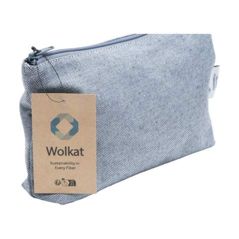 Trousse de toilette durable et spacieuse de la marque néerlandaise Wolkat. Fabriquée à partir de vêtements usagés et mis au rebut, donnés par des consommateurs aux Pays-Bas. Chez Wolkat, l'ensemble du processus est maîtrisé, depuis la collecte, le tri, le recyclage, la filature et le tissage - toutes ses opérations se font au même endroit. À aucun moment pendant le processus de recyclage des textiles, de l'eau, de la peinture ou des produits chimique ne sont utilisés. Wolkat déchiquette ces textiles et les transforme en fibres pures, qui sont ensuite envoyées à sa propre filature basée au Maroc. Dans cette filature, les fils sont filés en différentes épaisseurs et qualités. Ceux-ci sont alors utilisés pour fabriquer des produits tels que cette trousse de toilette, composée de 52% de textiles de consommation recyclés et de 48 % de PET recyclé. Cette trousse de toilette a une base large renforcée et une fermeture éclair. Il y a beaucoup d'espace dans cette trousse pour ranger du maquillage ou des articles de toilette.