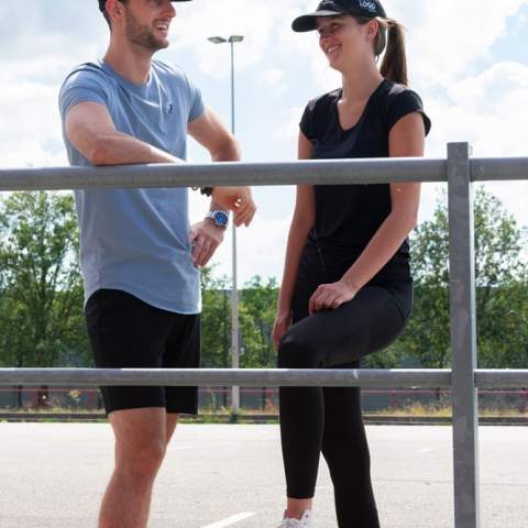 Heavy brushed cap, een stevige en klassieke pet van zwaar geborsteld katoen met een verstelbare koperen bucklesluiting en voorgevormde klep. De zes panelen en verstevigde voorzijde zijn uitermate geschikt voor grote borduringen. 