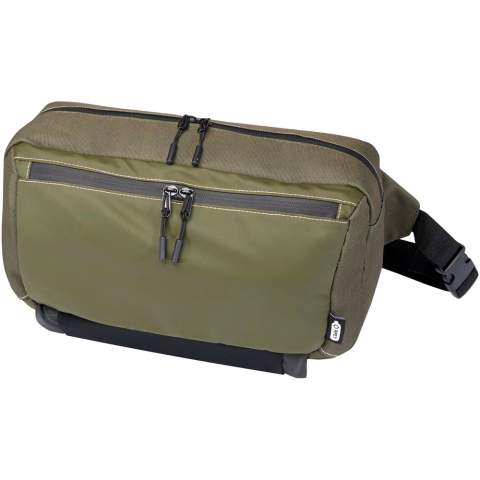 Le sac bandoulière modulaire Roam est le compagnon idéal pour les explorations urbaines et les aventures en plein air. Ce sac offre des fermetures à glissière double face, une poche avant avec compartiments en maille filet, une poche à eau réglable, des séparateurs dans le compartiment principal et une pochette imperméable amovible. Fabriqué en polyester recyclé certifié GRS de haute qualité et pensé pour les aventuriers des temps modernes, le sac à bandoulière modulaire Roam allie durabilité, fonctionnalité et style. Il s'utilise parfaitement seul, mais il peut également être combiné et attaché au sac à dos modulaire Roam.