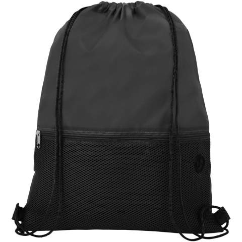 Sac à dos avec cordon comprenant un compartiment principal avec fermeture à cordon de couleur assortie. Dispose d’une poche zippée avant en maille filet et d’une ouverture pour passer vos écouteurs. Capacité de charge maximale de 5 kg. 