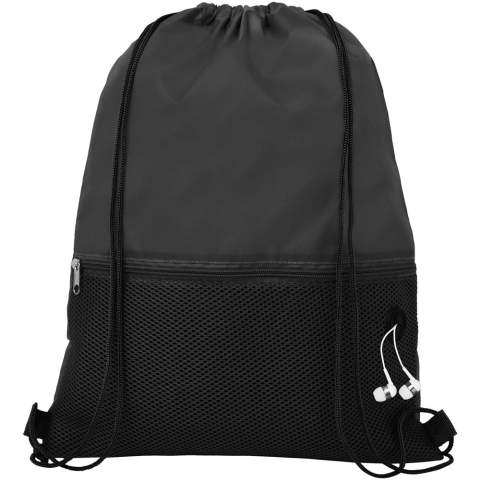 Sac à dos avec cordon comprenant un compartiment principal avec fermeture à cordon de couleur assortie. Dispose d’une poche zippée avant en maille filet et d’une ouverture pour passer vos écouteurs. Capacité de charge maximale de 5 kg. 