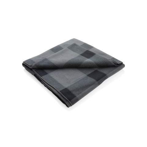 Plaid fabriqué en double polaire 180g/m² et avec motif à carreaux décoratif. La dimension dépliée est de 127x152 cm.