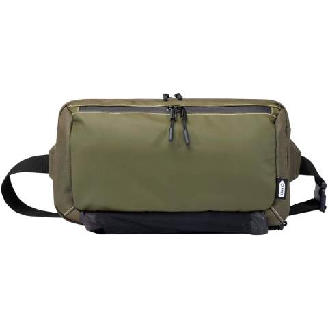 De Roam modulaire sling is de ultieme metgezel voor urban exploring en buitenavonturen. Deze tas heeft functies zoals dubbelzijdige ritsen, voorvak met gaasvakken, verstelbaar watervak, verdelers in het hoofdvak en een afneembaar waterdicht tasje. De Roam modulaire sling is gemaakt van hoogwaardig GRS gecertificeerd gerecycled polyester en ontworpen voor de moderne avonturier en combineert duurzaamheid, functionaliteit en stijl. Hij is geweldig om op zichzelf te gebruiken, maar hij is ook zeer geschikt om te combineren met en te bevestigen aan de Roam modulaire rugzak.