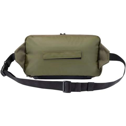 Le sac bandoulière modulaire Roam est le compagnon idéal pour les explorations urbaines et les aventures en plein air. Ce sac offre des fermetures à glissière double face, une poche avant avec compartiments en maille filet, une poche à eau réglable, des séparateurs dans le compartiment principal et une pochette imperméable amovible. Fabriqué en polyester recyclé certifié GRS de haute qualité et pensé pour les aventuriers des temps modernes, le sac à bandoulière modulaire Roam allie durabilité, fonctionnalité et style. Il s'utilise parfaitement seul, mais il peut également être combiné et attaché au sac à dos modulaire Roam.