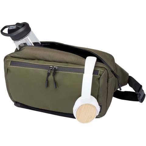 Le sac bandoulière modulaire Roam est le compagnon idéal pour les explorations urbaines et les aventures en plein air. Ce sac offre des fermetures à glissière double face, une poche avant avec compartiments en maille filet, une poche à eau réglable, des séparateurs dans le compartiment principal et une pochette imperméable amovible. Fabriqué en polyester recyclé certifié GRS de haute qualité et pensé pour les aventuriers des temps modernes, le sac à bandoulière modulaire Roam allie durabilité, fonctionnalité et style. Il s'utilise parfaitement seul, mais il peut également être combiné et attaché au sac à dos modulaire Roam.