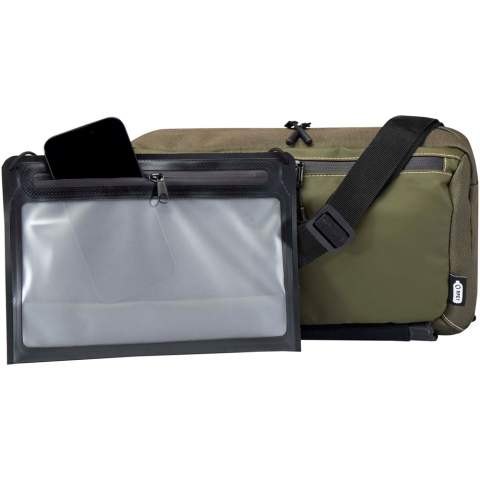 De Roam modulaire sling is de ultieme metgezel voor urban exploring en buitenavonturen. Deze tas heeft functies zoals dubbelzijdige ritsen, voorvak met gaasvakken, verstelbaar watervak, verdelers in het hoofdvak en een afneembaar waterdicht tasje. De Roam modulaire sling is gemaakt van hoogwaardig GRS gecertificeerd gerecycled polyester en ontworpen voor de moderne avonturier en combineert duurzaamheid, functionaliteit en stijl. Hij is geweldig om op zichzelf te gebruiken, maar hij is ook zeer geschikt om te combineren met en te bevestigen aan de Roam modulaire rugzak.