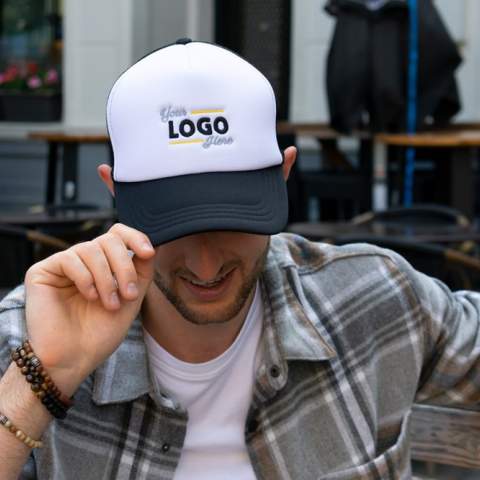 The retail line caps have been developed for the high-end consumer sector. These caps are guaranteed to have an excellent fit and are made of high quality materials. The 5 panel cap has a cotton headband and is equipped with two woven retail line labels.