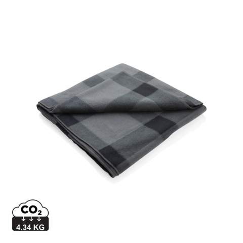 Plaid fabriqué en double polaire 180g/m² et avec motif à carreaux décoratif. La dimension dépliée est de 127x152 cm.