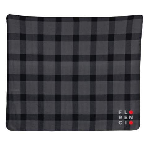 Plaid fabriqué en double polaire 180g/m² et avec motif à carreaux décoratif. La dimension dépliée est de 127x152 cm.