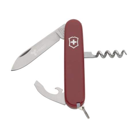 Origineel Zwitsers zakmes uit de Officiersserie van Victorinox met ABS heft, tussenplaten van hard-geadoniseerd aluminium en tools van 100% gerecycled staal. 6-delig met 9 functies: mes, combinatietool met blikopener, flesopener, draadstripper, schroevendraaier, kurkentrekker, sleutelring, pincet en tandenstoker. Inclusief gebruiksaanwijzing en met levenslange garantie op materiaal- en fabricagefouten. Victorinox staat wereldwijd symbool voor hoogwaardige kwaliteit, betrouwbaarheid, functionaliteit en perfectie. Op het bezit en/of dragen van messen of multitools in het openbaar kunnen lokale regels van toepassing zijn. Per stuk in doosje.