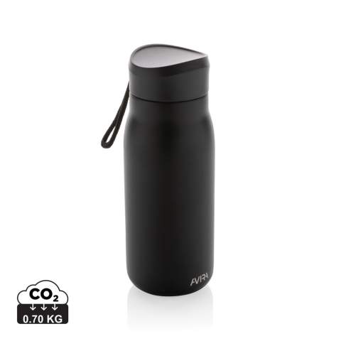 La mini bouteille de voyage Avira Ain - la solution parfaite pour vos besoins en caféine lors de vos déplacements. D'une capacité de 150 ml, ce gobelet est la taille idéale pour un petit remontant rapide lorsque vous êtes en déplacement. Son design élégant et sa taille pratique permettent de la transporter facilement dans un sac, et son couvercle sécurisé empêche les déversements et les fuites. Fabriqué avec des matériaux recyclés certifiés RCS (Recycled Claim Standard). La certification RCS garantit une chaîne d'approvisionnement entièrement certifiée pour les matériaux recyclés. Contenu recyclé total : 74% sur la base du poids total de l'article. Emballage kraft certifié FSC® inclus. Transformez la boîte en porte-téléphone, porte-crayon ou pot de fleurs !<br /><br />HoursHot: 5<br />HoursCold: 15