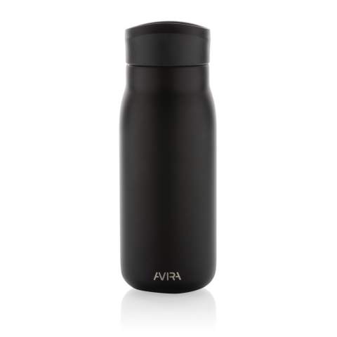 La mini bouteille de voyage Avira Ain - la solution parfaite pour vos besoins en caféine lors de vos déplacements. D'une capacité de 150 ml, ce gobelet est la taille idéale pour un petit remontant rapide lorsque vous êtes en déplacement. Son design élégant et sa taille pratique permettent de la transporter facilement dans un sac, et son couvercle sécurisé empêche les déversements et les fuites. Fabriqué avec des matériaux recyclés certifiés RCS (Recycled Claim Standard). La certification RCS garantit une chaîne d'approvisionnement entièrement certifiée pour les matériaux recyclés. Contenu recyclé total : 74% sur la base du poids total de l'article. Emballage kraft certifié FSC® inclus. Transformez la boîte en porte-téléphone, porte-crayon ou pot de fleurs !<br /><br />HoursHot: 5<br />HoursCold: 15