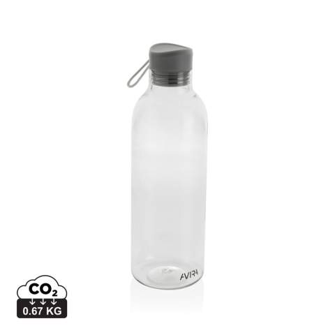 De Atik-fles is uitstekend als je waarde hecht aan een lichtgewicht en een minimalistisch ontwerp. Ideaal om onderweg te hydrateren. De body van de fles is gemaakt van 100% RCS-gecertificeerd RPET .RCS-certificering zorgt voor een volledig gecertificeerde toeleveringsketen van de gerecyclede materialen. Alleen met de hand afwassen. Dit product is alleen voor koude dranken. Totaal gerecycled materiaal: 86% op basis van het totale gewicht van het item. BPA-vrij. Capaciteit 1000ml. Inclusief FSC®-gecertificeerde kraftverpakking. Hergebruik de doos in een telefoonhouder, potloodhouder of bloempot!