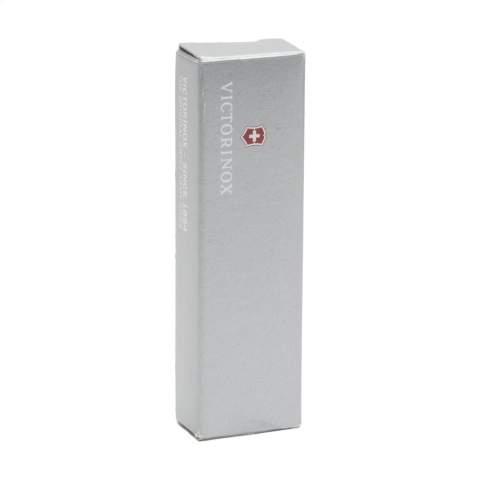 Couteau Suisse original de la marque Victorinox ligne Officiers avec poignée ABS, plaques intermédiaires en aluminium dur anodisé et des outils en acier recyclé à 100%. 9 pièces avec 12 fonctions : grand couteau, petit couteau, tire-bouchon, ouvre-boîte avec petit tournevis,  décapsuleur avec grand tournevis, pince à dénuder, alésoir avec poinçon et œillet, anneau, pince à épiler et cure-dents. Comprend un mode d'emploi et une garantie à vie contre les défauts de matériaux et de fabrication. Victorinox est le symbole mondial de qualité, fiabilité, fonctionnalité et perfection. Attention, la législation en vigueur s'applique concernant la possession et / ou le transport de couteaux ou d'outils multifonctions en public. Par pièce dans une boîte.