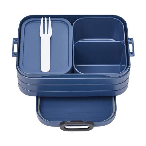 Lunchbox „Bento” der Marke Mepal. Die Lunchbox ist mit zwei separaten Fächern und einer zusätzlichen Box mit Gabel ausgestattet. Bento ist robust und verfügt über einen praktischen Verschluss. Der Deckel schließt perfekt und ist mit einem Dichtungsring versehen, damit der Inhalt lange frisch bleibt. Die Bento-Schalen in der Lunchbox sind mikrowellenfest (ohne Deckel). Ein hochwertiges Qualitätsprodukt. Fassungsvermögen 900 ml. Geeignet für bis zu 4 Butterbrote. BPA-frei und für Lebensmittel zugelassen. 2 Jahre Mepal Herstellergarantie. Made in Holland.   LAGERINFORMATION: Bis zu 1.000 Stück innerhalb von 10 Arbeitstagen lieferbar. Ausnahmen vorbehalten.