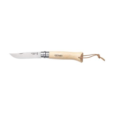 Couteau de poche conçu par Opinel. La lame de ce couteau est en acier inoxydable Sandvik 12C27. Le manche est en bois de hêtre, recouvert d'une couche de vernis pour le protéger de l'humidité et de la saleté. 95% du bois provient d'entreprises françaises gérées durablement. La poignée est munie d'un cordon en cuir. Lorsqu'il est ouvert, le couteau a une longueur de 19 cm et est sécurisé par un système de verrouillage Virobloc®. Ce couteau est idéal pour les pique-niques, les barbecues, la pêche ou le repérage. Un couteau de poche de tous les jours qui peut être utilisé pour un large éventail de tâches. Fabriqué en France. Attention, la législation en vigueur s'applique concernant la possession et / ou le transport de couteaux ou d'outils multifonctions en public.