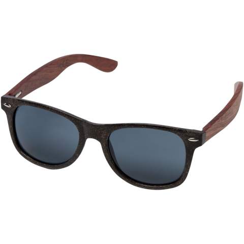 Diese Sonnenbrille im Retro-Design ist das ideale Werbegeschenk für Sommerfestivals, Veranstaltungen oder andere sonnige Aktivitäten im Freien. Der Rahmen besteht aus einer Mischung aus Kunststoff und Kaffeefasern, wodurch die Verwendung von neuen Kunststoffen reduziert wird. Die leichten und bequemen Bügel sind ebenfalls aus Kaffeefasern aus nachhaltigen, umweltfreundlichen und sozial verantwortlichen Quellen hergestellt. Diese Brille entspricht der Norm EN ISO 12312-1, hat UV400-Gläser der Kategorie 3 und ist somit die perfekte Wahl für den Schutz vor hellem Sonnenlicht.