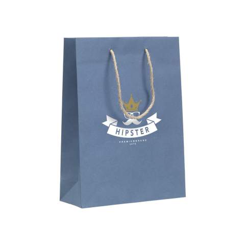 WoW! Stevige ECO geschenktas (maat M) gemaakt van gerecycled papier met jeansvezels (180 g/m²). Door het gebruik van gerecyclede jeansstoffen kan de kleur blauw per tas verschillen. De blauwe kleur geeft de tas een trendy uitstraling. De tas heeft twee korte jute draaglussen, een gevouwen bodem en een zijvouw. Geschikt voor allerlei promotionele doeleinden. Voor de productie van deze tas worden geen  bomen gekapt.