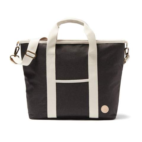 Sac isotherme chiné ton sur ton avec détails en imitation cuir et coton, ce qui lui procure l’élégance d’un sac classique pour pique-niquer avec style. Modèle avec compartiment extérieur plus petit pour ranger d’autres affaires. Le rembourrage épais en PEVA conserve le froid pendant longtemps. Facile à nettoyer à l’intérieur comme à l’extérieur après utilisation. Bandoulière réglable et deux poignées permettant de porter le sac isotherme de plusieurs façons.