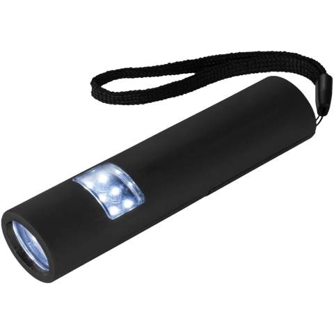 Cette mini lampe de poche aux dimensions parfaites dispose d'un mini tube recouvert de plastique et de trois modes d'éclairage lumineux. Le premier mode est une lampe de poche à 4 LED 4, le deuxième mode est une lumière à 6 LED, et le troisième mode regroupe les deux premiers. Dos magnétique pour faciliter le rangement ou pour une utilisation mains libres lorsqu'elle est fixée aux surfaces métalliques. Avec dragonne en nylon. Bouton-poussoir. 29 lumens. 2 piles AAA incluses.