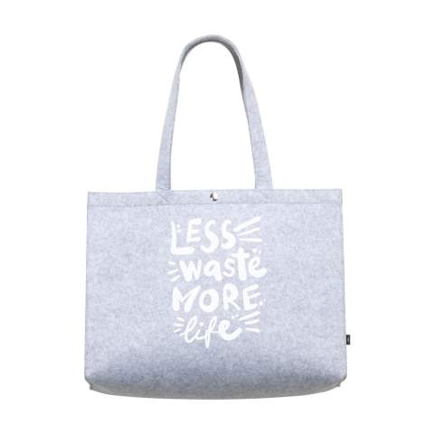 WoW! Stoere, royale Shopper van RPET vilt. Deze tas biedt enorm veel ruimte en heeft lange hengsels en een drukknoop. Het materiaal is van hoge kwaliteit. GRS-gecertificeerd. Totaal gerecycled materiaal: 95%. Inhoud ca. 20 liter.