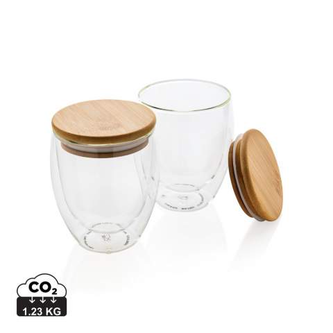 Set de 2 verres 250ml à double paroi en verre borosilicate et avec un couvercle en bambou. Lavage à la main. Sans BPA. Livré dans un coffret cadeau personnalisé.