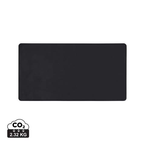 Améliorez votre espace de travail avec le tapis de souris Timo et découvrez la combinaison parfaite entre fonctionnalité et sophistication. Fabriqué en polyester recyclé RCS, ce tapis de souris offre à la fois style et durabilité. Sa construction en PU double couche assure une stabilité sur votre bureau, tandis que les coutures détaillées ajoutent une touche de raffinement. Dimensions : L : 75 cm x l : 40 cm. Certifié par RCS (Recycled Claim Standard), la certification RSC garantit que l'ensemble de la chaîne d'approvisionnement en matériaux recyclés est certifiée. Le contenu recyclé total est basé sur le poids total du produit. Ce produit contient 43 % de PU RCS.