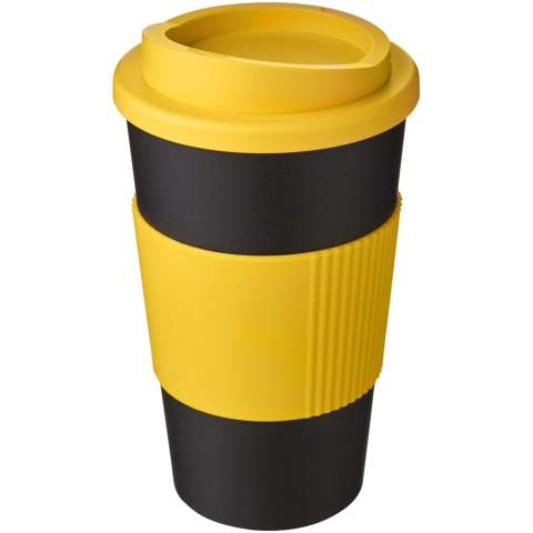 Gobelet isotherme à double paroi d'une capacité de 350 ml. Le mug a un couvercle sécurisé à visser et une poignée en silicone. Le gobelet est 100 % recyclable et emballé dans un sac en plastique PE recyclé. Fabriqué au Royaume-Uni.