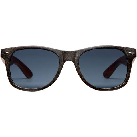 Diese Sonnenbrille im Retro-Design ist das ideale Werbegeschenk für Sommerfestivals, Veranstaltungen oder andere sonnige Aktivitäten im Freien. Der Rahmen besteht aus einer Mischung aus Kunststoff und Kaffeefasern, wodurch die Verwendung von neuen Kunststoffen reduziert wird. Die leichten und bequemen Bügel sind ebenfalls aus Kaffeefasern aus nachhaltigen, umweltfreundlichen und sozial verantwortlichen Quellen hergestellt. Diese Brille entspricht der Norm EN ISO 12312-1, hat UV400-Gläser der Kategorie 3 und ist somit die perfekte Wahl für den Schutz vor hellem Sonnenlicht.