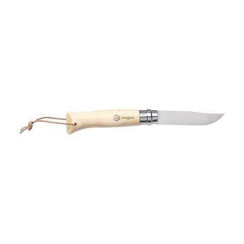 Couteau de poche conçu par Opinel. La lame de ce couteau est en acier inoxydable Sandvik 12C27. Le manche est en bois de hêtre, recouvert d'une couche de vernis pour le protéger de l'humidité et de la saleté. 95% du bois provient d'entreprises françaises gérées durablement. La poignée est munie d'un cordon en cuir. Lorsqu'il est ouvert, le couteau a une longueur de 19 cm et est sécurisé par un système de verrouillage Virobloc®. Ce couteau est idéal pour les pique-niques, les barbecues, la pêche ou le repérage. Un couteau de poche de tous les jours qui peut être utilisé pour un large éventail de tâches. Fabriqué en France. Attention, la législation en vigueur s'applique concernant la possession et / ou le transport de couteaux ou d'outils multifonctions en public.