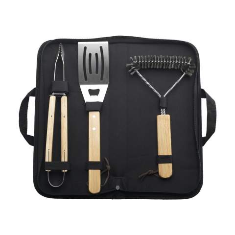 3-delige barbecueset bestaande uit: een spatel, een bbq-tang en een RVS borstel voor het onderhouden van de barbeque. De accessoires zijn voorzien van rubberwood handgrepen. Deze functionele set wordt geleverd in een 600D nylon etui.