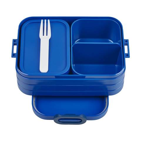 Lunchbox „Bento” der Marke Mepal. Die Lunchbox ist mit zwei separaten Fächern und einer zusätzlichen Box mit Gabel ausgestattet. Bento ist robust und verfügt über einen praktischen Verschluss. Der Deckel schließt perfekt und ist mit einem Dichtungsring versehen, damit der Inhalt lange frisch bleibt. Die Bento-Schalen in der Lunchbox sind mikrowellenfest (ohne Deckel). Ein hochwertiges Qualitätsprodukt. Fassungsvermögen 900 ml. Geeignet für bis zu 4 Butterbrote. BPA-frei und für Lebensmittel zugelassen. 2 Jahre Mepal Herstellergarantie. Made in Holland.   LAGERINFORMATION: Bis zu 1.000 Stück innerhalb von 10 Arbeitstagen lieferbar. Ausnahmen vorbehalten.