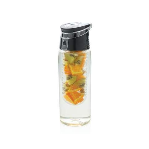 Bouteille en Tritan 700ml avec compartiment à infusion. Aromatisez et vitaminez votre eau en ajoutant des fruits frais dans le compartiment à infusion. Le couvercle en ABS est verrouillable pour vous permettre d’emmener votre eau partout avec vous.