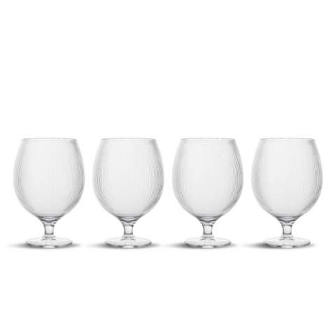 Le verre à bière Billi a un design caractéristique unique qui représente Sagaform de manière évidente. Avec son bol arrondi orné de rayures et son pied bas, ce verre à bière est à la fois beau et fonctionnel. Sa forme pratique, empilable et bien pensée en fait un verre parfait pour de nombreuses occasions. Fabriqué en PET recyclé (rPET). Chaque paquet contient quatre verres à bière de Sagaform, le cadeau idéal pour quelqu'un qui a déjà tout. Conçu en Suède par Studio Sagaform. La gamme Billi est adaptée à des températures allant jusqu'à 50°C. Lavage à la main uniquement.  Taille ø10x14,5 cm 500ml.