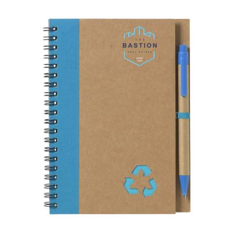 Bloc-notes en matériau recyclé avec environ 70 feuillets / 140 pages papier ligné de couleur crème (70 g/m²), couverture cartonnée, relié par une spirale solide en métal. Inclus : stylo assorti à encre bleue.