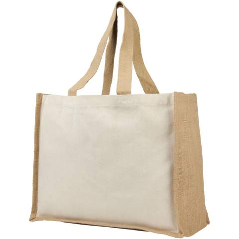 Le sac fourre-tout Varai en toile et jute d'une capacité de 23 litres est le sac idéal pour les courses, les sorties du week-end ou toute autre course quotidienne. Une combinaison de toile de 320 g/m² et de jute de 330 g/m² donne au sac une sensation de robustesse et une résistance jusqu'à un poids de 12 kg. Fabriqué en Inde et certifié OEKO-Tex.