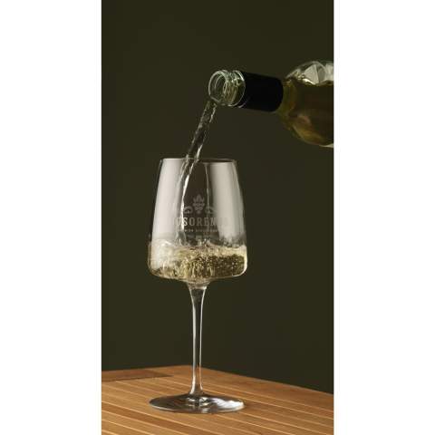 Modern wine glass with a powerful appearance. This glass is special because of the striking, flat cup base and the tapered mouth. This wide bottom gives the wine maximum surface area to breathe. This allows the wine to develop its flavour even better. This contributes to an intense taste experience. This stylish glass has a stable base. It is suitable for serving a red wine in catering establishments, during a business drink or at home. This stylish glass suits any occasion. Capacity 370 ml. Made in Europe.