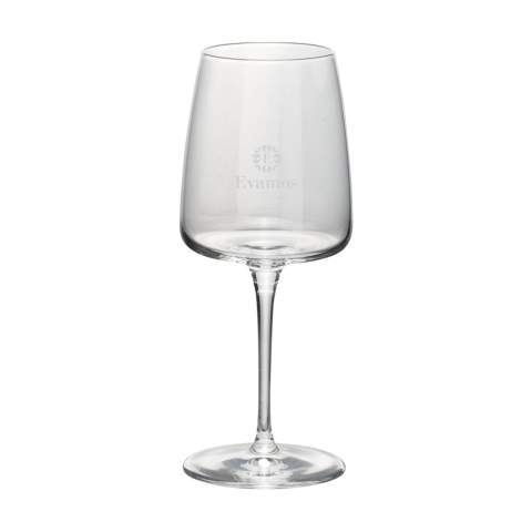 Modern wine glass with a powerful appearance. This glass is special because of the striking, flat cup base and the tapered mouth. This wide bottom gives the wine maximum surface area to breathe. This allows the wine to develop its flavour even better. This contributes to an intense taste experience. This stylish glass has a stable base. It is suitable for serving a red wine in catering establishments, during a business drink or at home. This stylish glass suits any occasion. Capacity 370 ml. Made in Europe.