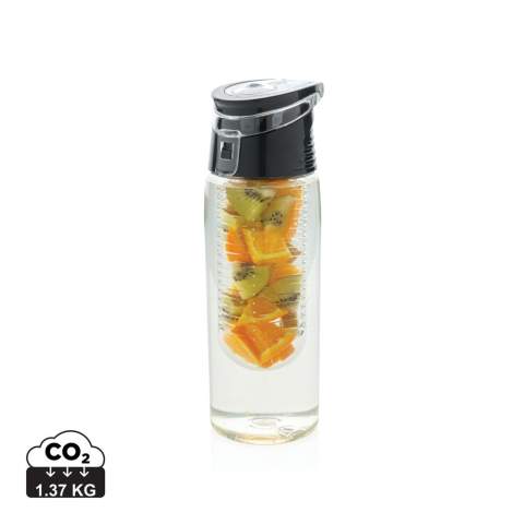 Bouteille en Tritan 700ml avec compartiment à infusion. Aromatisez et vitaminez votre eau en ajoutant des fruits frais dans le compartiment à infusion. Le couvercle en ABS est verrouillable pour vous permettre d’emmener votre eau partout avec vous.