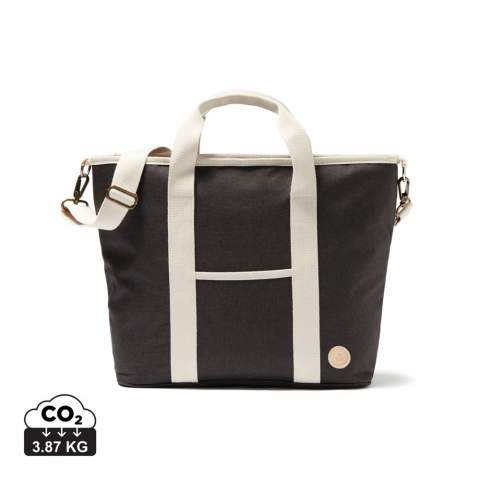 Sac isotherme chiné ton sur ton avec détails en imitation cuir et coton, ce qui lui procure l’élégance d’un sac classique pour pique-niquer avec style. Modèle avec compartiment extérieur plus petit pour ranger d’autres affaires. Le rembourrage épais en PEVA conserve le froid pendant longtemps. Facile à nettoyer à l’intérieur comme à l’extérieur après utilisation. Bandoulière réglable et deux poignées permettant de porter le sac isotherme de plusieurs façons.