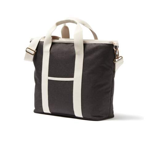 Sac isotherme chiné ton sur ton avec détails en imitation cuir et coton, ce qui lui procure l’élégance d’un sac classique pour pique-niquer avec style. Modèle avec compartiment extérieur plus petit pour ranger d’autres affaires. Le rembourrage épais en PEVA conserve le froid pendant longtemps. Facile à nettoyer à l’intérieur comme à l’extérieur après utilisation. Bandoulière réglable et deux poignées permettant de porter le sac isotherme de plusieurs façons.