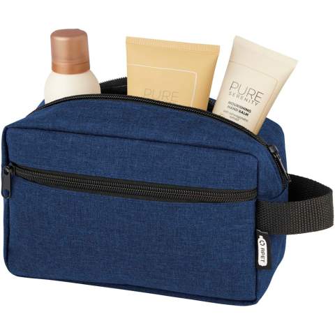 The Ross toiletry bag is the perfect travel companion for cosmetics and hygiene articles. It is manufactured with GRS certified recycled polyester, making it a more sustainable choice. Featuring a zipped main compartment, a front pocket, and a webbing loop. Capacity: 1.5 litres.