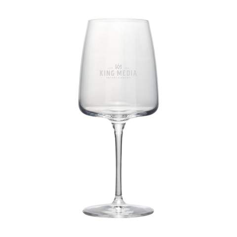 Modern wine glass with a powerful appearance. This glass is special because of the striking, flat cup base and the tapered mouth. This wide bottom gives the wine maximum surface area to breathe. This allows the wine to develop its flavour even better. This contributes to an intense taste experience. This stylish glass has a stable base. It is suitable for serving a red wine in catering establishments, during a business drink or at home. This stylish glass suits any occasion. Capacity 470 ml. Made in Europe.