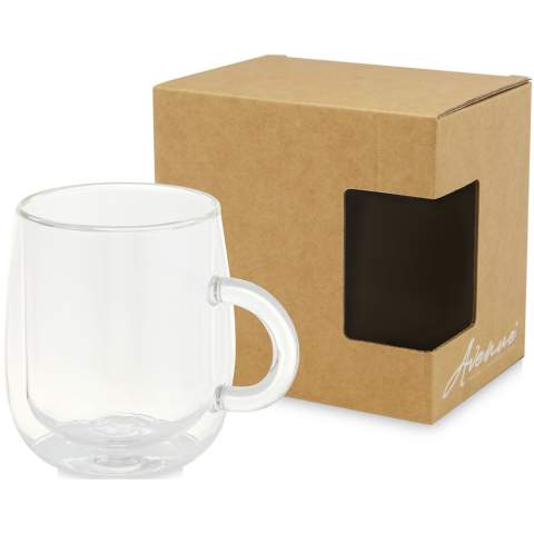 Dubbelwandige beker van borosilicaatglas van 330 ml, ideaal voor het serveren van uw favoriete latte macchiato, warme chocolademelk of een andere warme drank. Deze beker is gemaakt van 100% duurzaam borosilicaatglas dat de versheid van de drank behoudt en hij bevat geen schadelijke chemicaliën. Getest en goedgekeurd volgens de Duitse voedselveiligheidswetgeving (LFGB) en getest op ftalaten volgens de REACH-regelgeving. Inhoud 330 ml Vaatwasserbestendig. Geleverd in een gerecycled kartonnen geschenkverpakking.