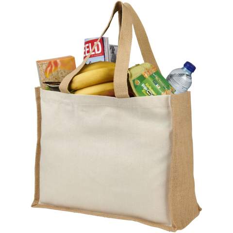 Le sac fourre-tout Varai en toile et jute d'une capacité de 23 litres est le sac idéal pour les courses, les sorties du week-end ou toute autre course quotidienne. Une combinaison de toile de 320 g/m² et de jute de 330 g/m² donne au sac une sensation de robustesse et une résistance jusqu'à un poids de 12 kg. Fabriqué en Inde et certifié OEKO-Tex.