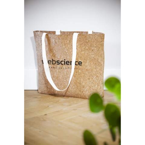 WoW! Sac en liège au design saisissant. Avec de longues anses en coton tissé. Une belle combinaison de matériaux naturels. Ce sac convient comme sac à provisions ou sac de plage. Capacité env. 11 litres.  Pour votre information : En raison du tissage grossier, l'impression de petits détails dans un logo, des lignes fines et de très petites lettres est limitée. Il est donc possible qu'après avoir reçu votre logo, nous vous conseillions de l'ajuster ou de l'élargir. L'impression n'est possible qu'en noir.